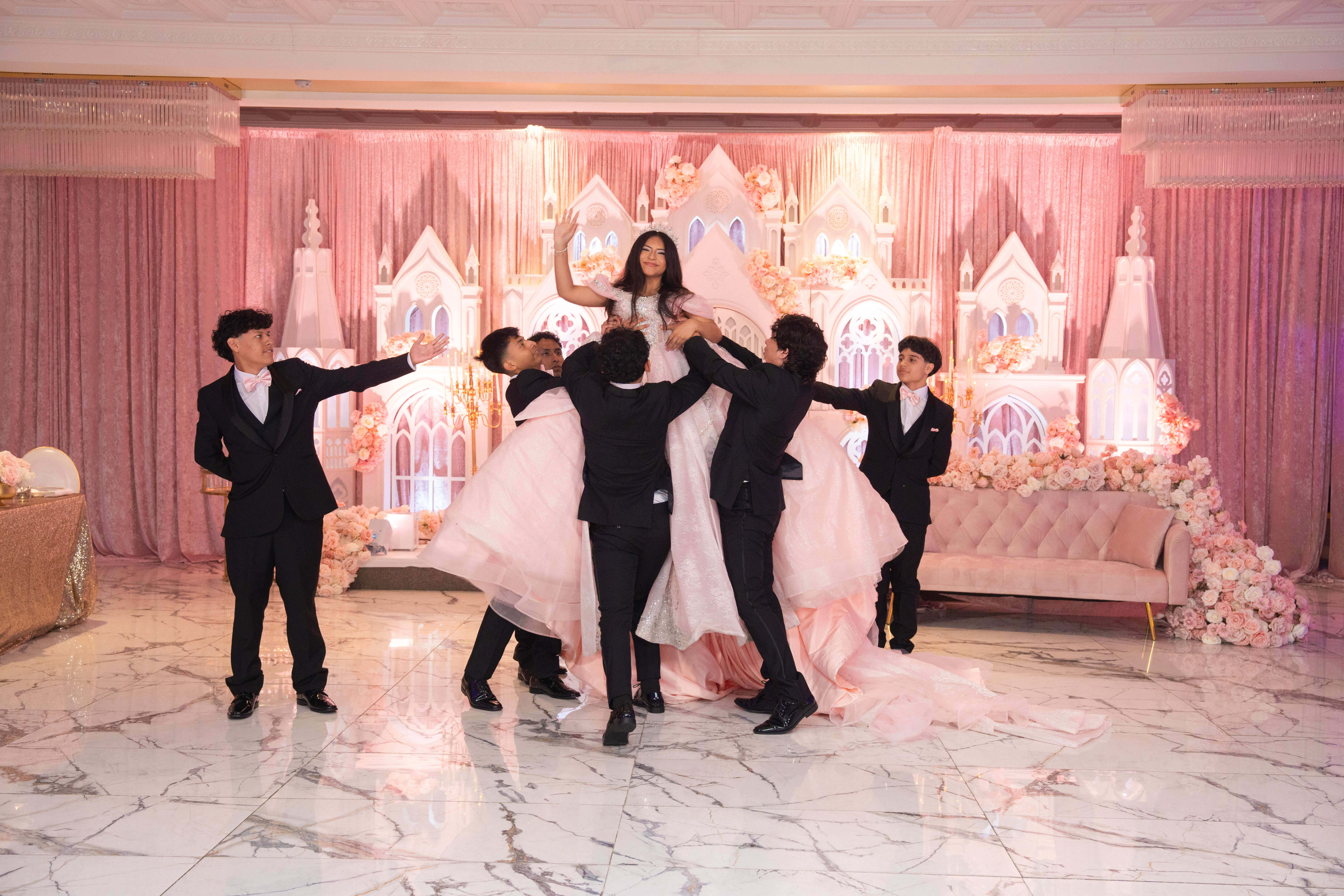 Chambelanes levantan a la quinceañera durante su coreografía
