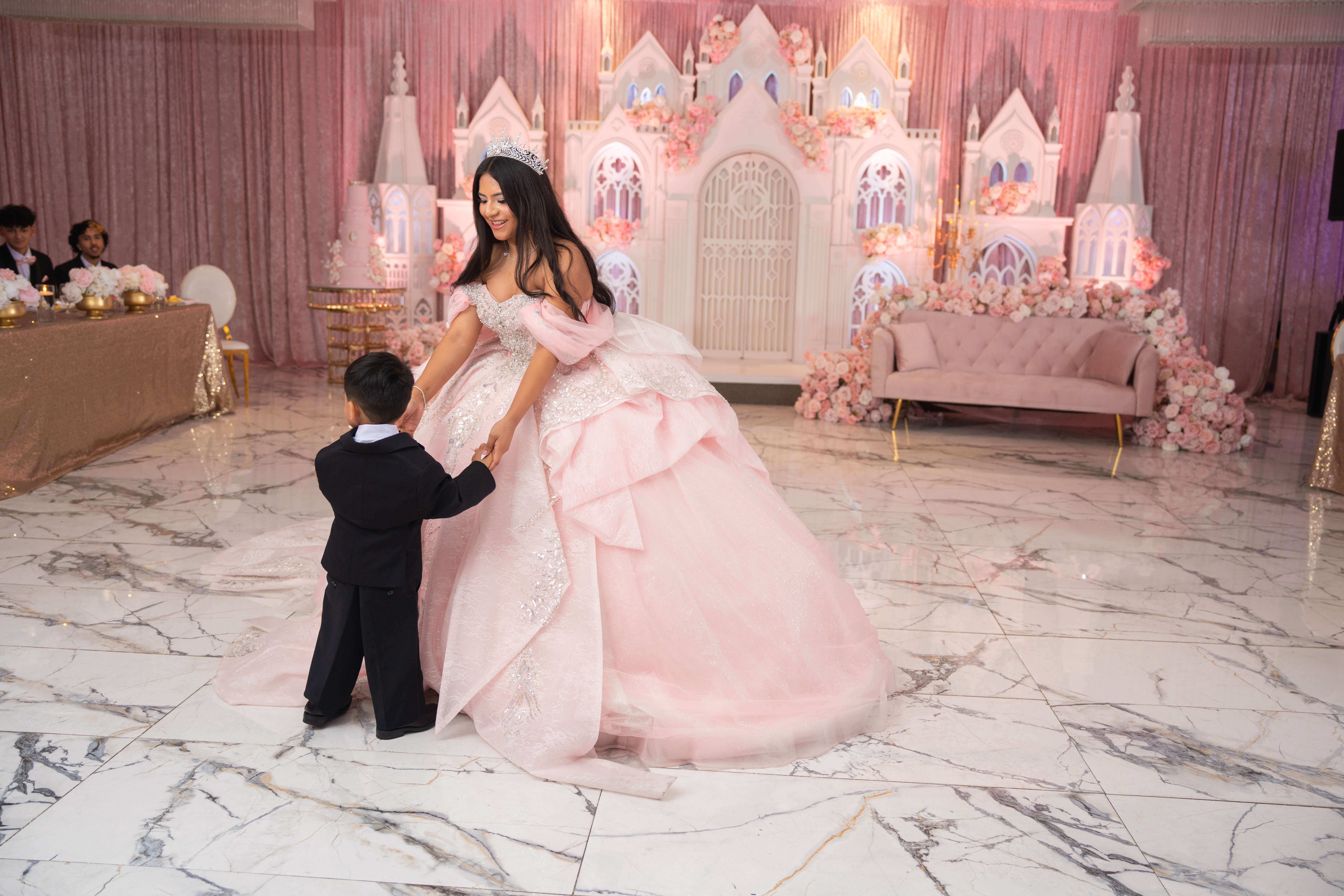 Quinceañera bailando en la pista; portada del video Highlight del evento