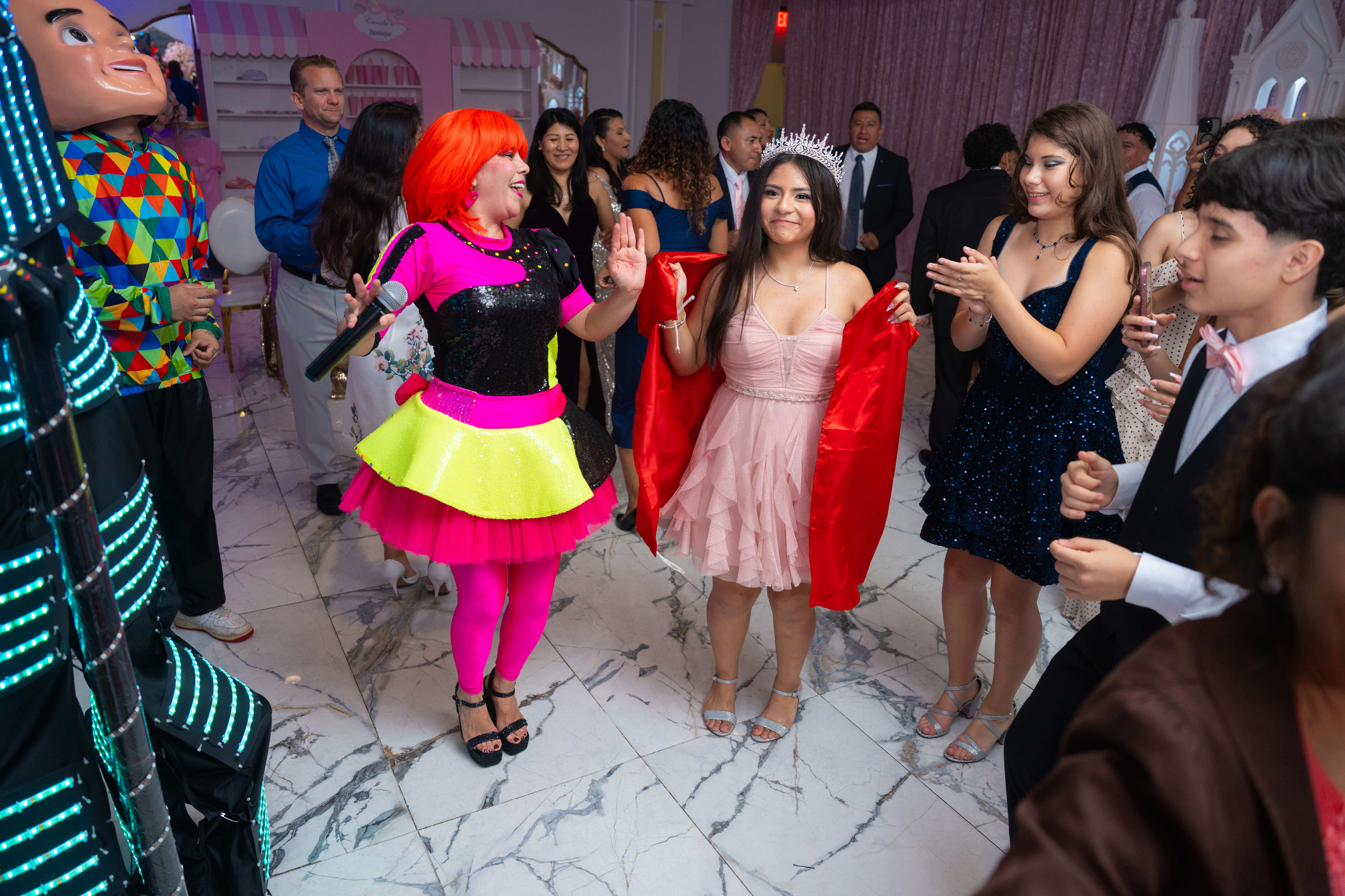 Quinceañera bailando con sus invitados durante la hora loca