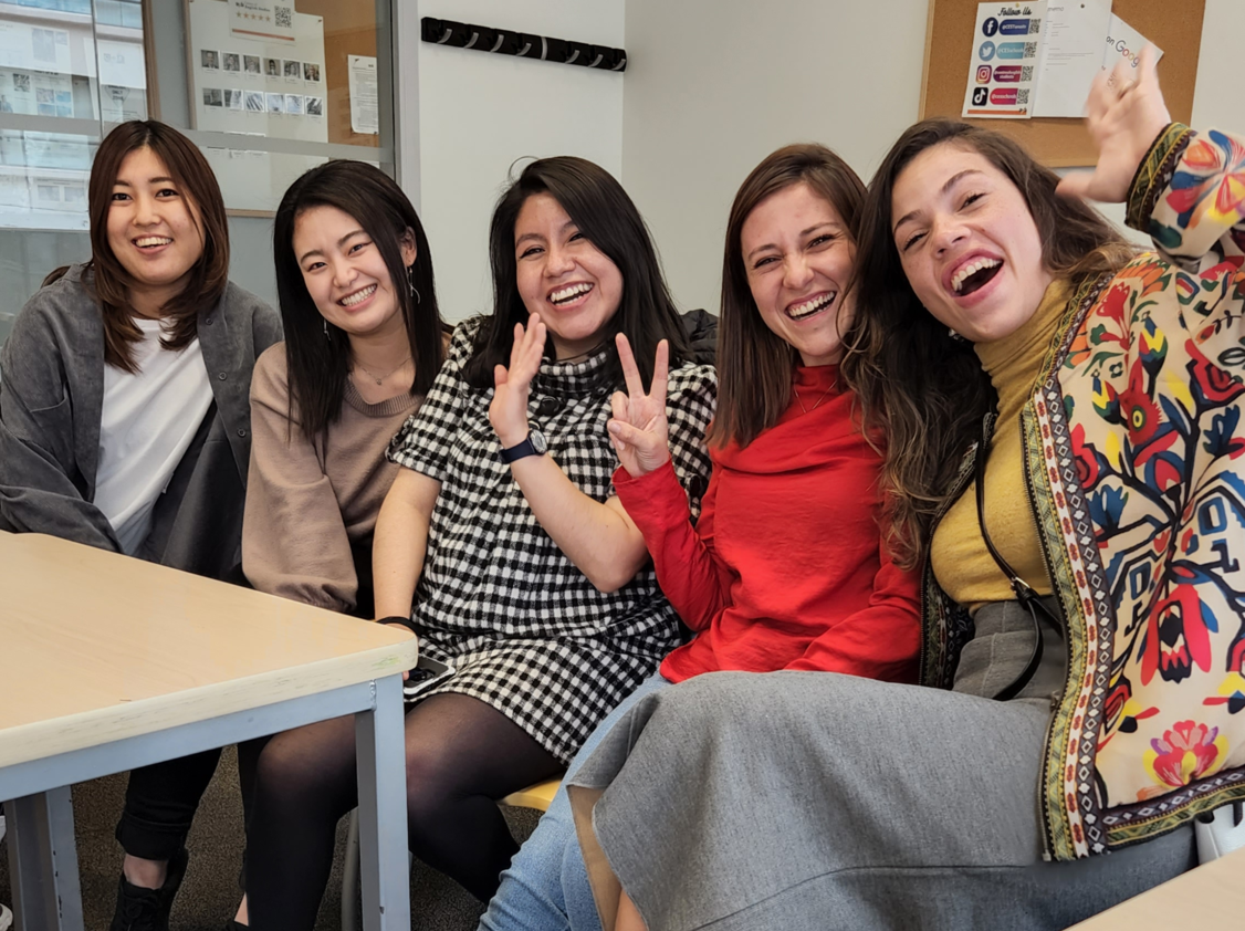 Estudiantes de Go! Go! Study en el aula de CES Toronto