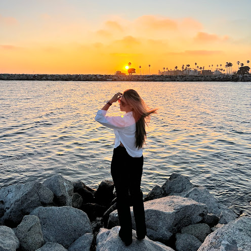 Estudiante de Go! Go! Study frente al mar al atardecer en Los Ángeles