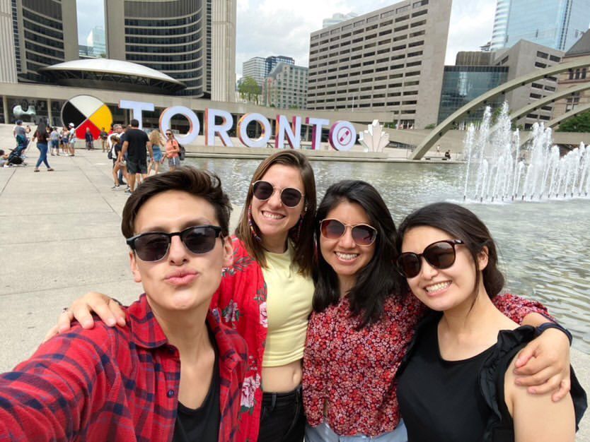Estudiantes de Go! Go! Study frente al cartel de Toronto