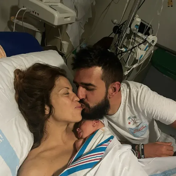 Giovi in ospedale con il suo bimbo appena nato, accanto al papà