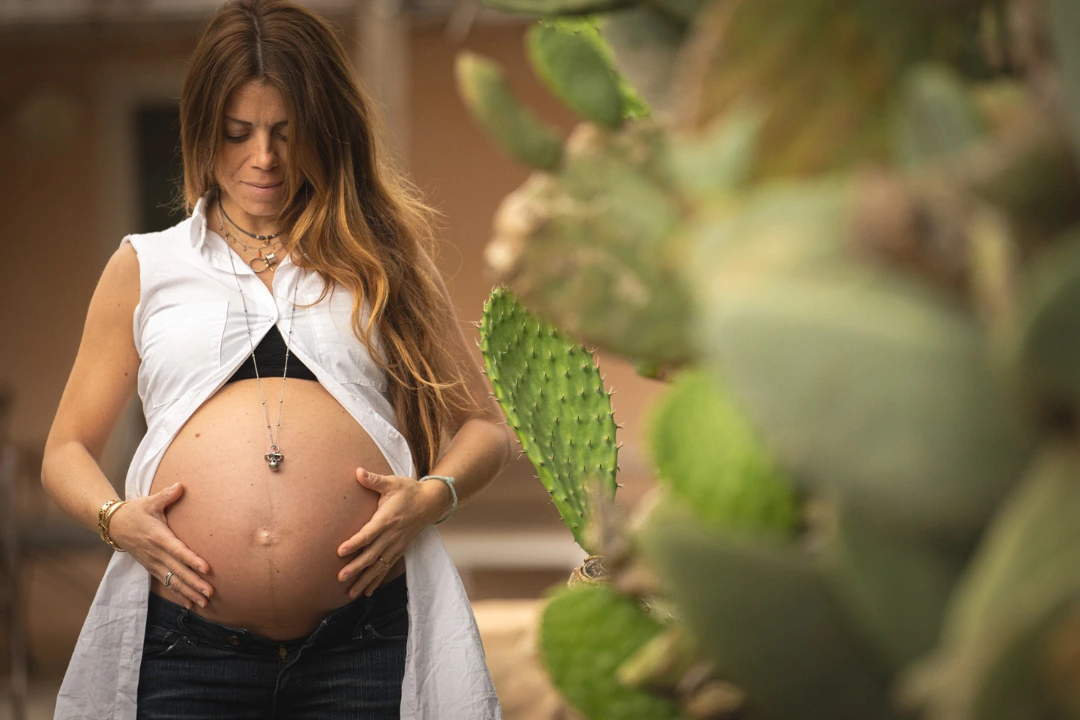 Mamma in gravidanza in un momento di calma e presenza