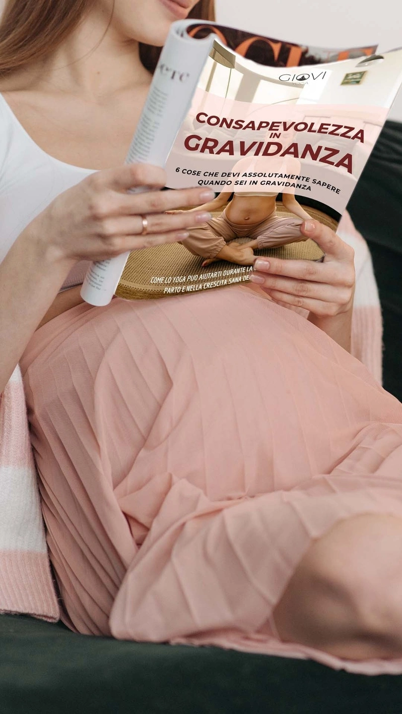 Mamma in attesa che legge la guida «Consapevolezza in gravidanza»