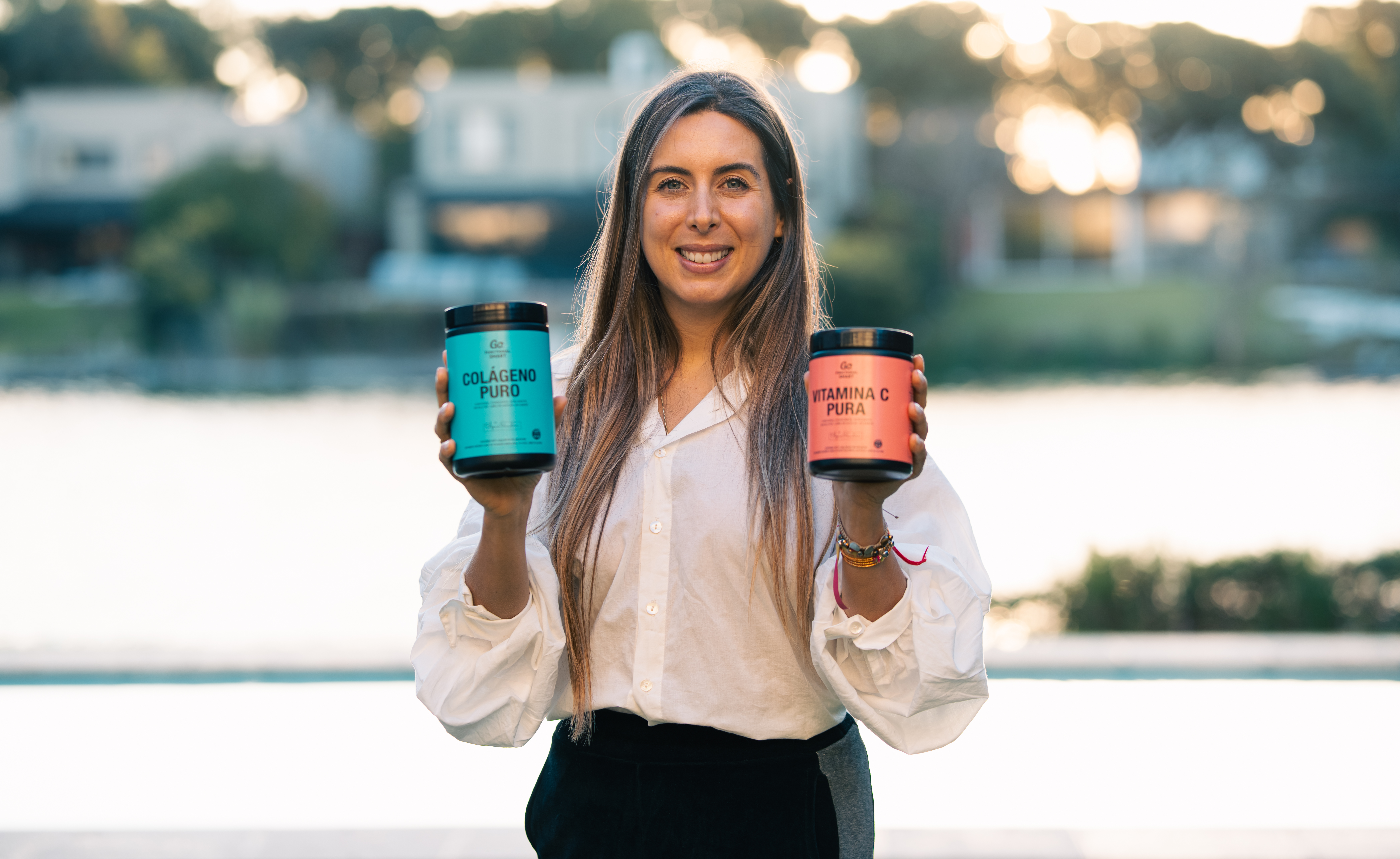Agus Dandri sosteniendo Colágeno Puro y Vitamina C Pura de Go Functional Smart
