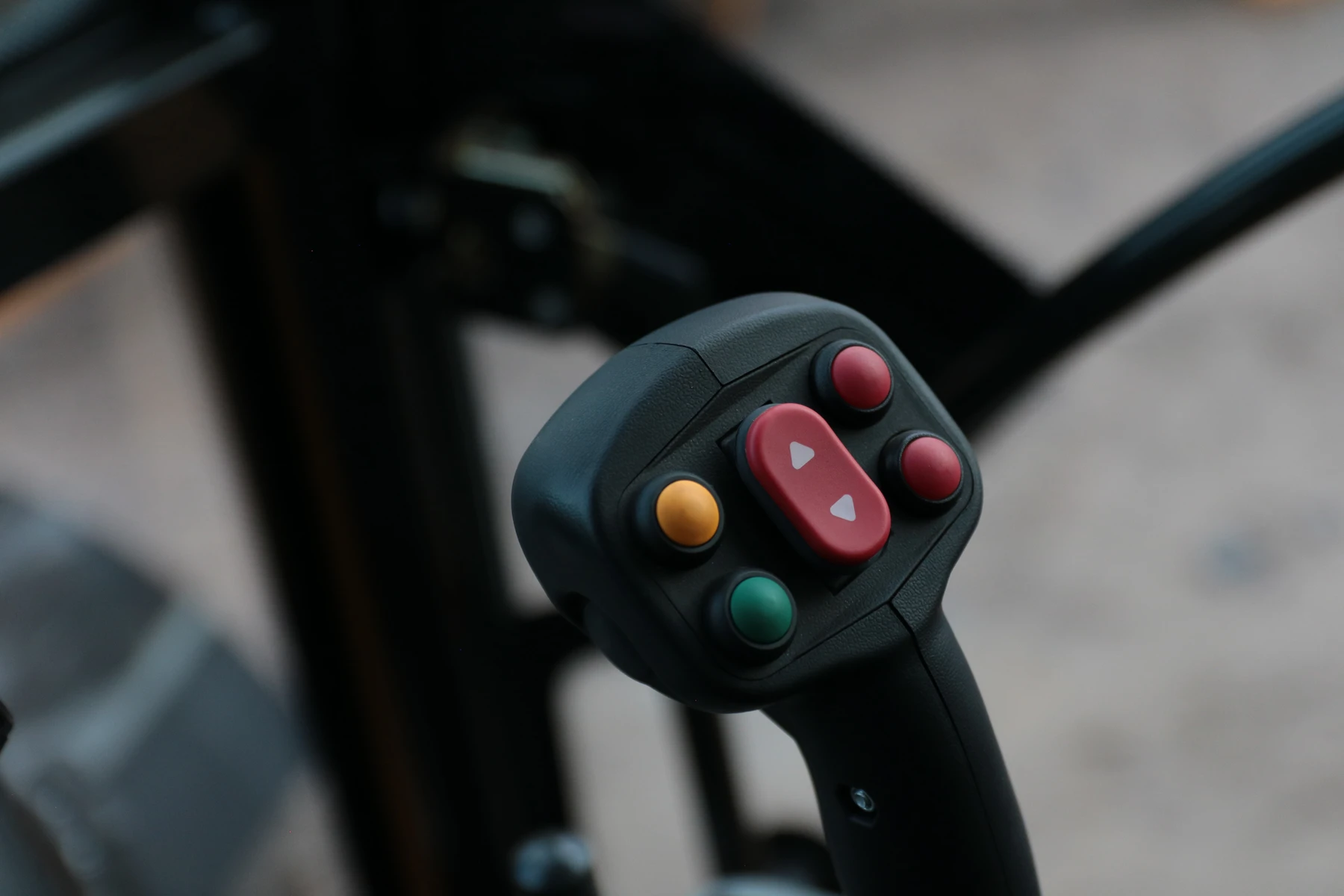 Detalle del control de mando de la retroexcavadora GBOM