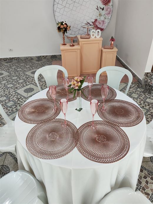 Mesa redonda com sousplats e decoração