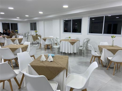 Salão montado com toalhas de mesa