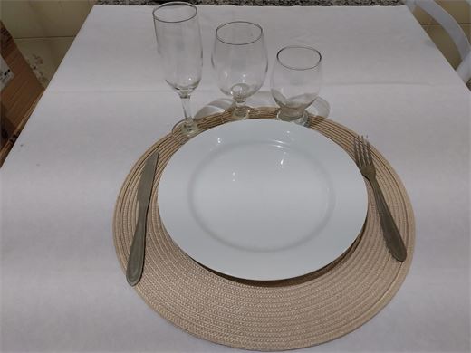 Mesa posta com prato branco e sousplat
