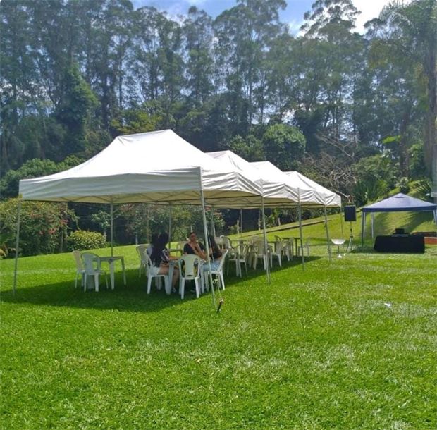 Tenda montada em área externa