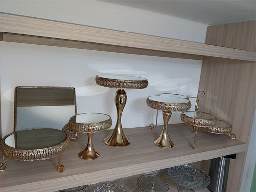 Doceiras douradas e suportes para mesa