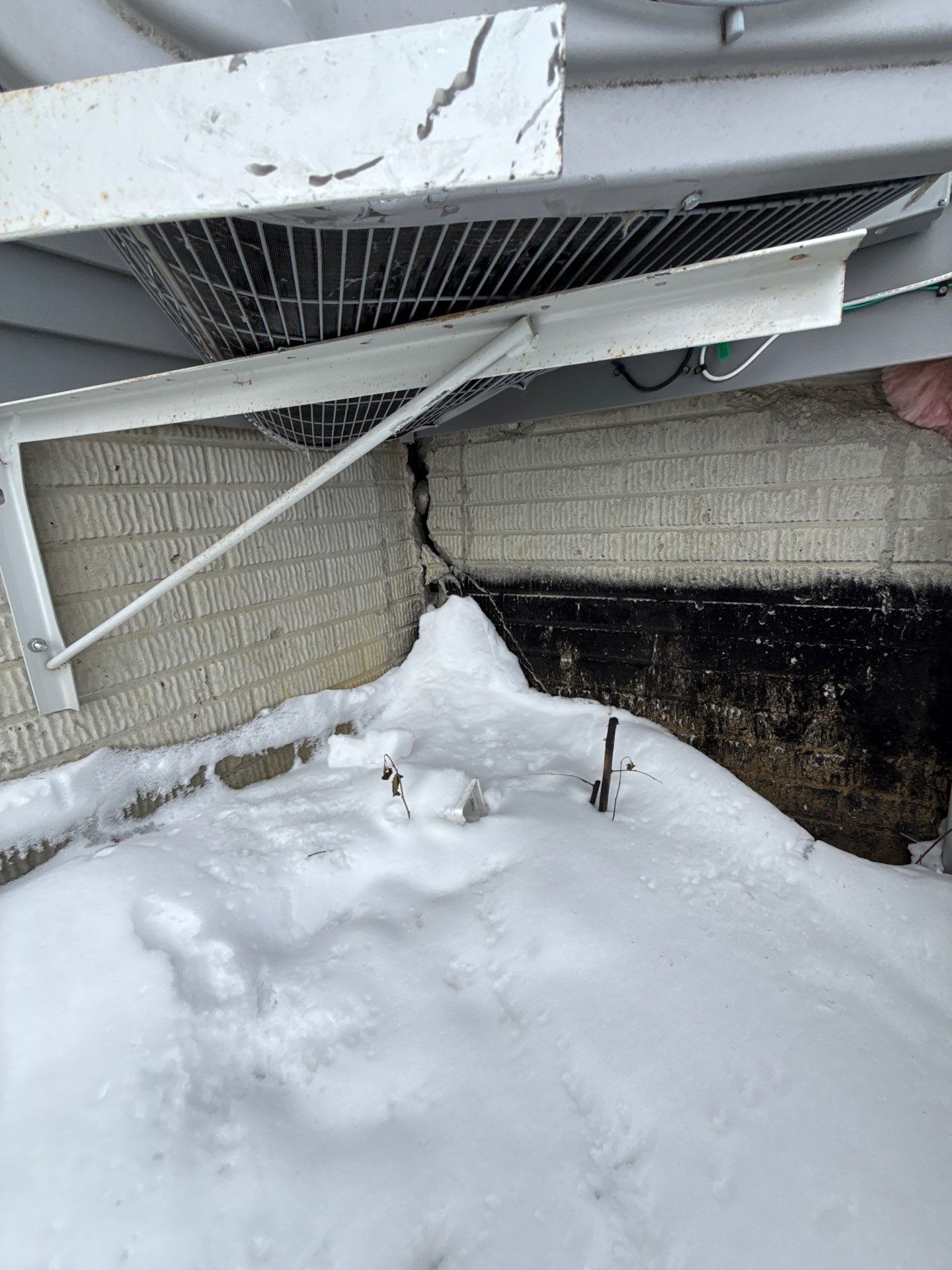 crack between intersecting walls