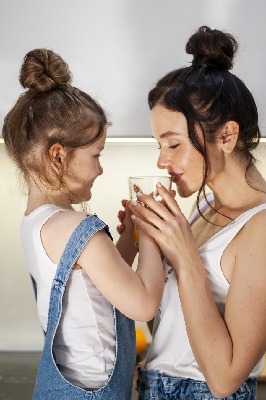 Madre e hija compartiendo un momento en casa