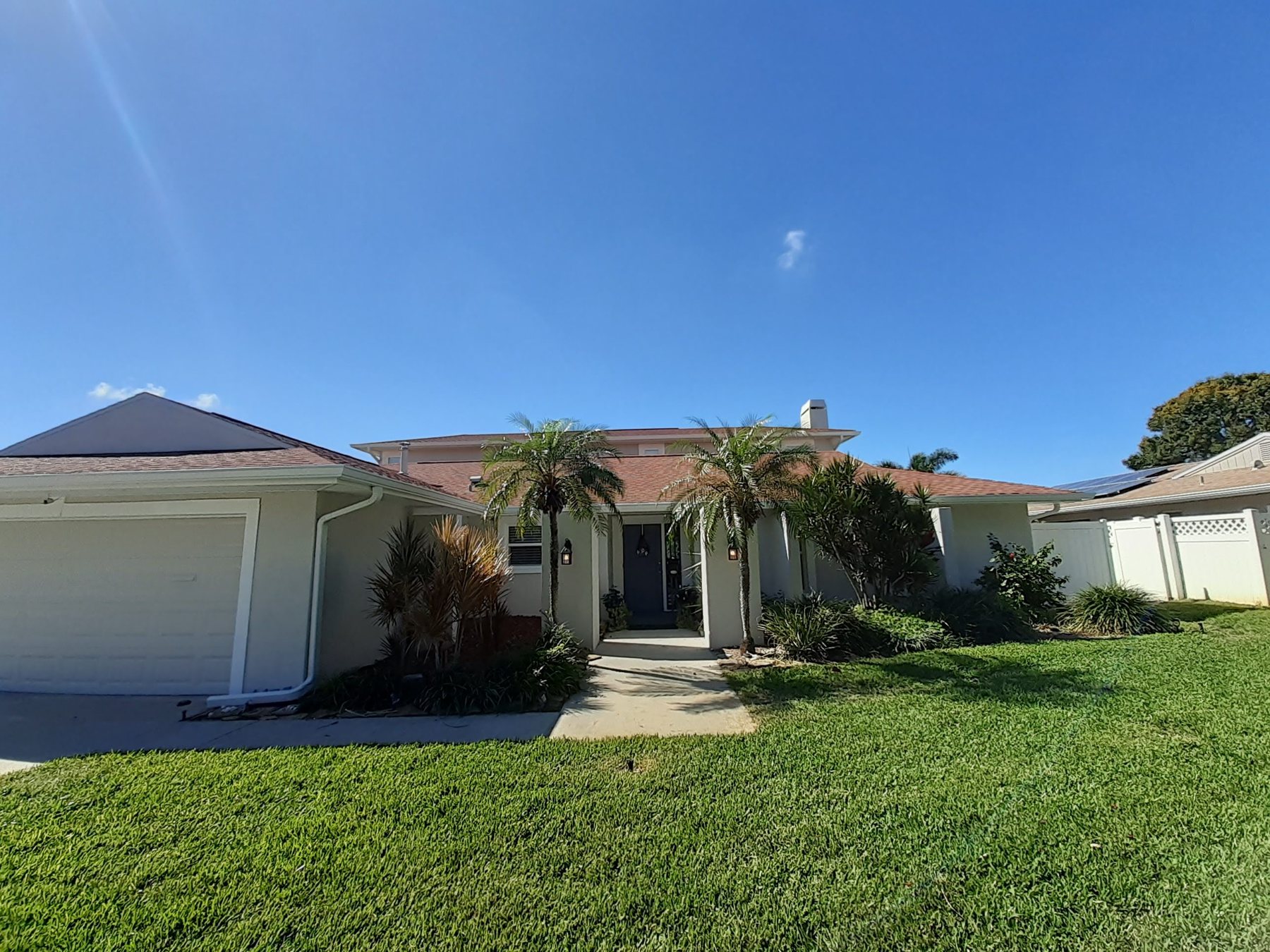 White single-family Tampa Bay home with seamless gutters and guards by Trufam Drainage