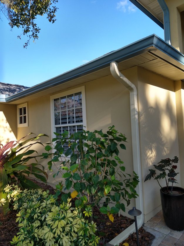 Trufam seamless gutter on a Tampa Bay home with a hand-cut corner and tight screwed seams