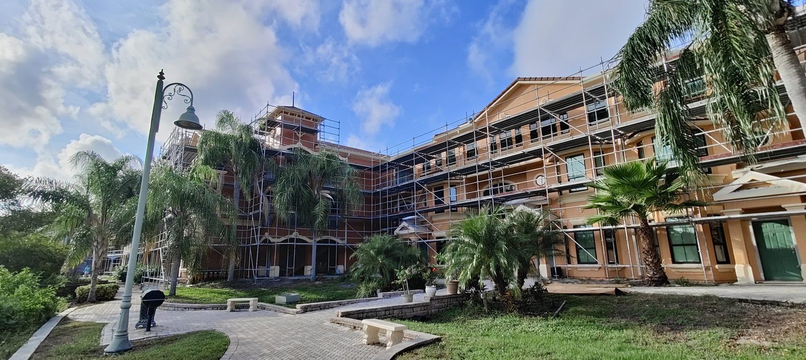 A large modern Tampa Bay commercial building with Trufam commercial gutters along the roofline
