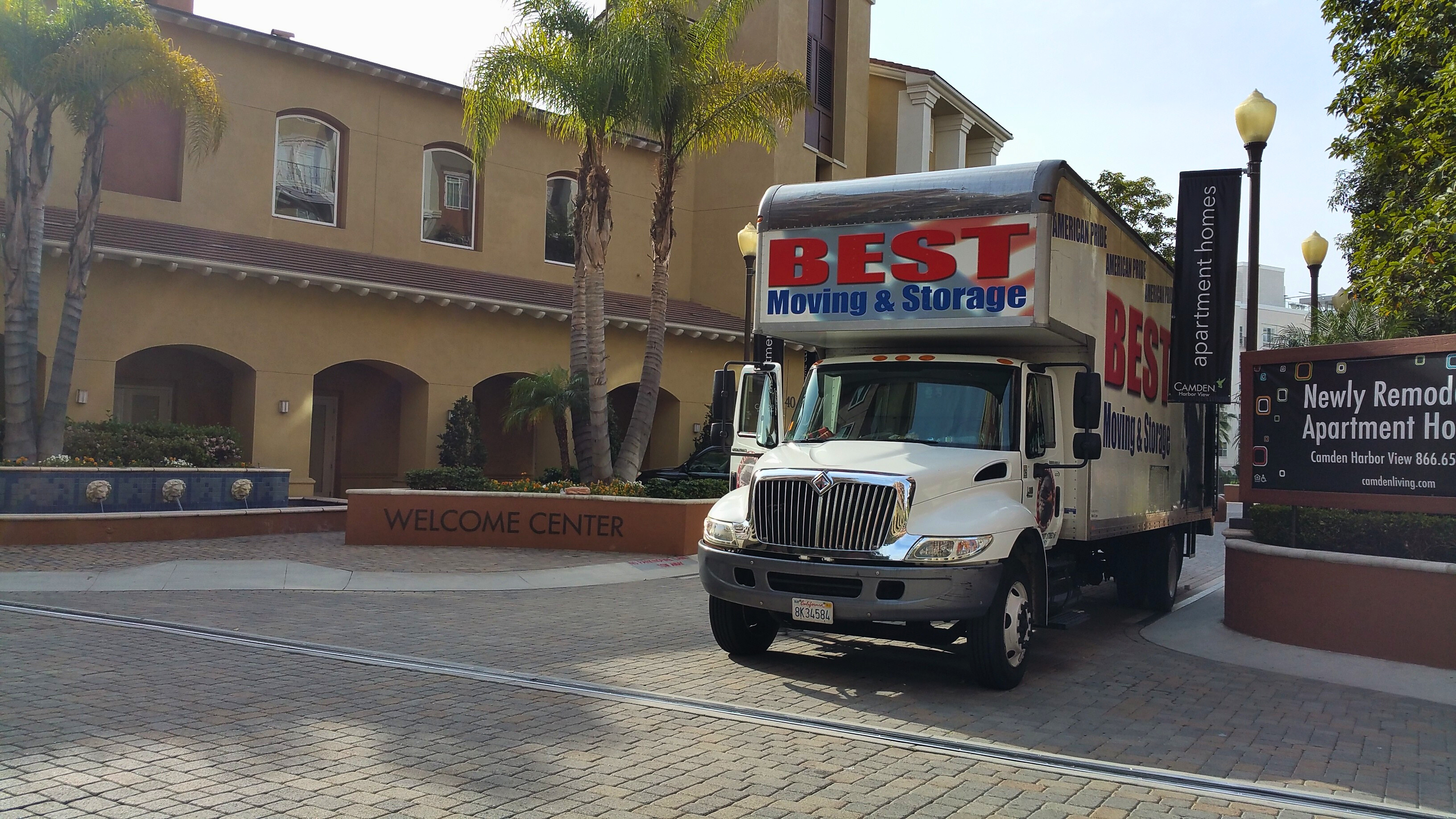 Professional mover carrying box