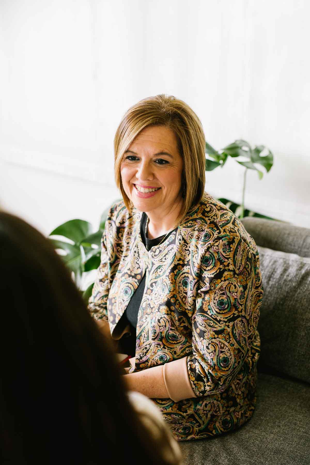 Anna Solé, hipnoterapeuta en su consulta de Barcelona