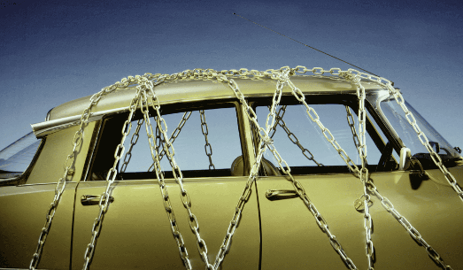 Documenti PRA e targa auto che evidenziano il fermo amministrativo