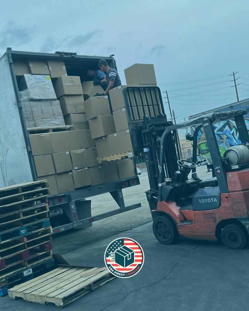 Montacargas cargando cajas en un tráiler de USA Direct en California