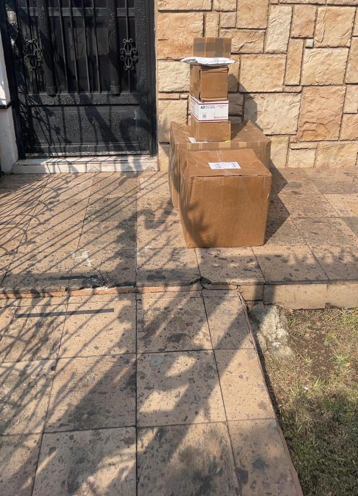 Cajas entregadas en la puerta de una casa