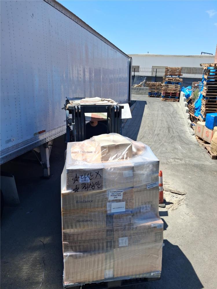 Tarima de cajas junto a un tráiler en California