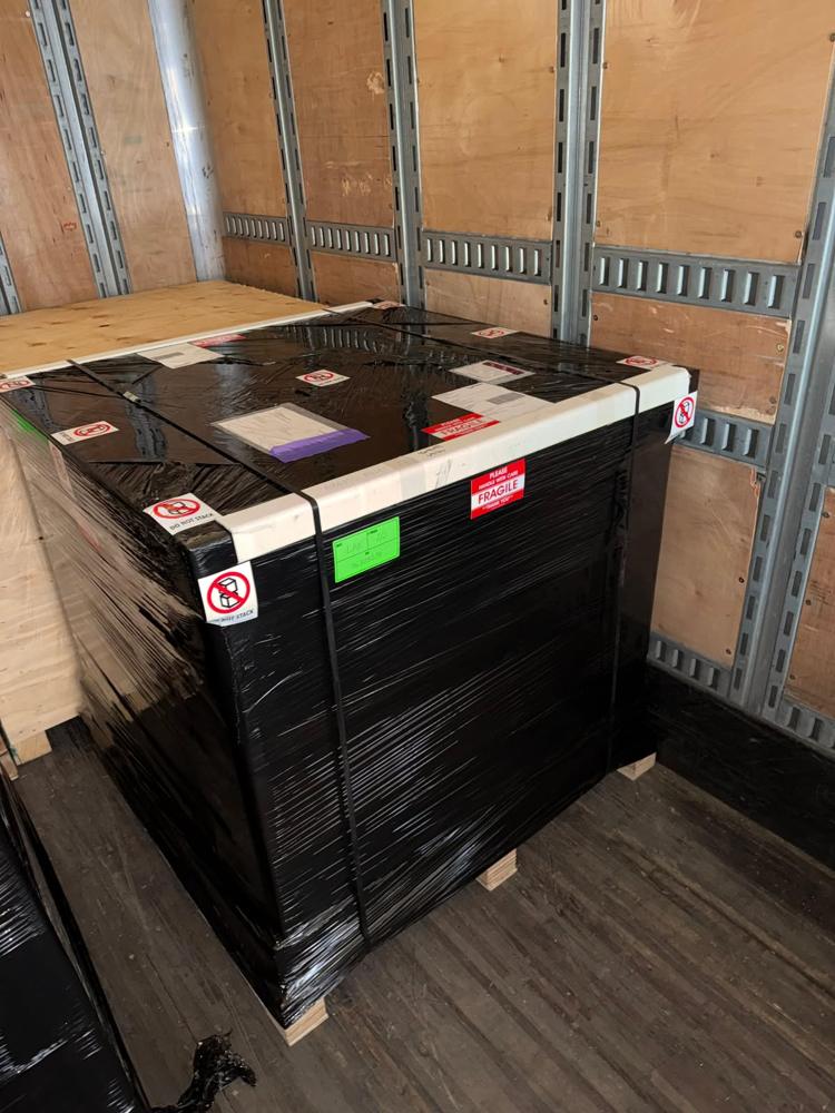 Tarima emplayada dentro de una caja seca