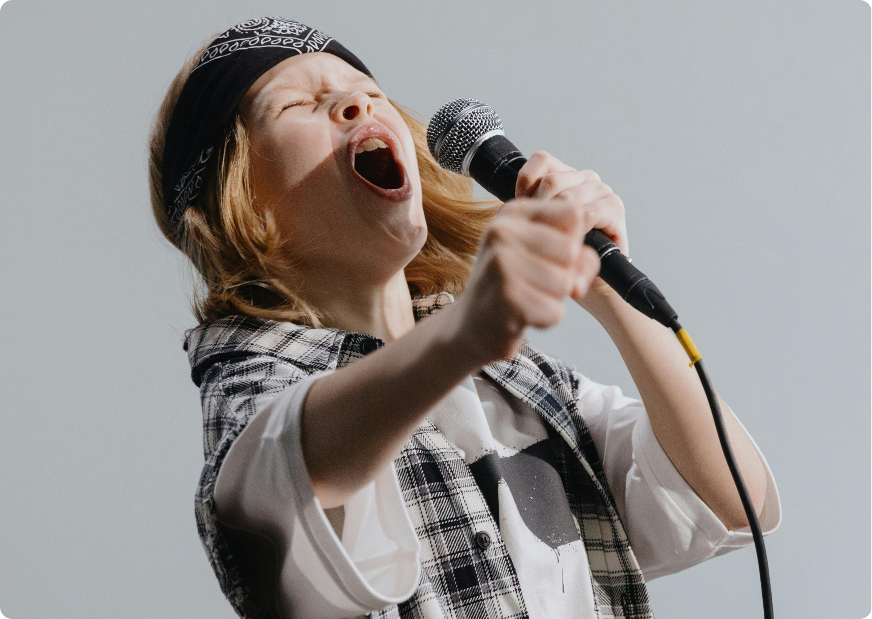 Blog Aude Compose - Enfant garçon chant avec un micro habillé en rockeuse, bandana