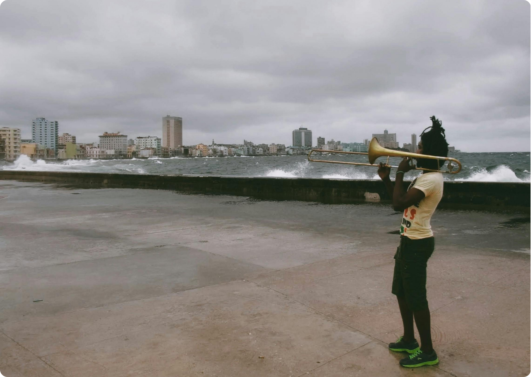 Blog Aude Compose - Tromboniste en sneakers au bord du Malecon (la mer tumultueuse) face à La Havane