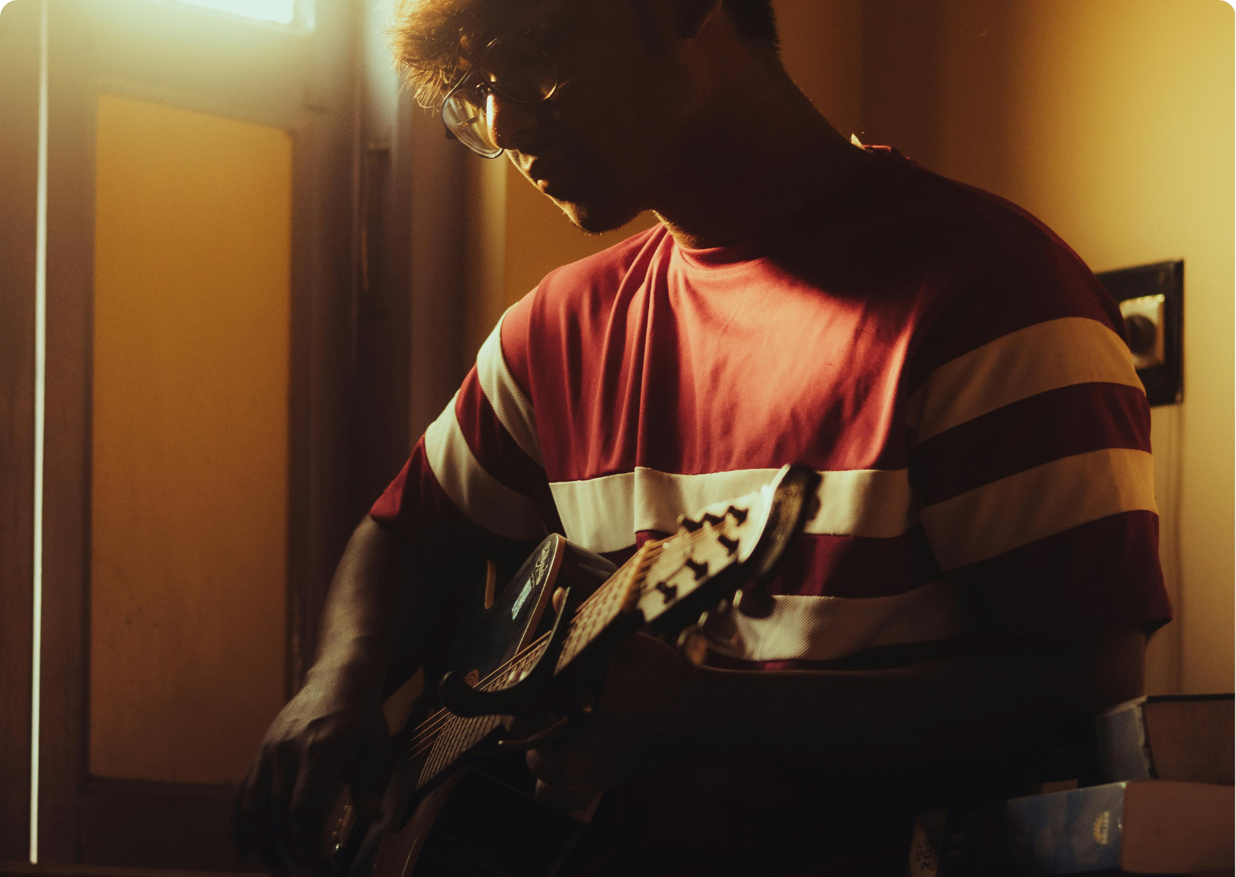 Blog Aude Compose - Jeune guitariste seul la nuit