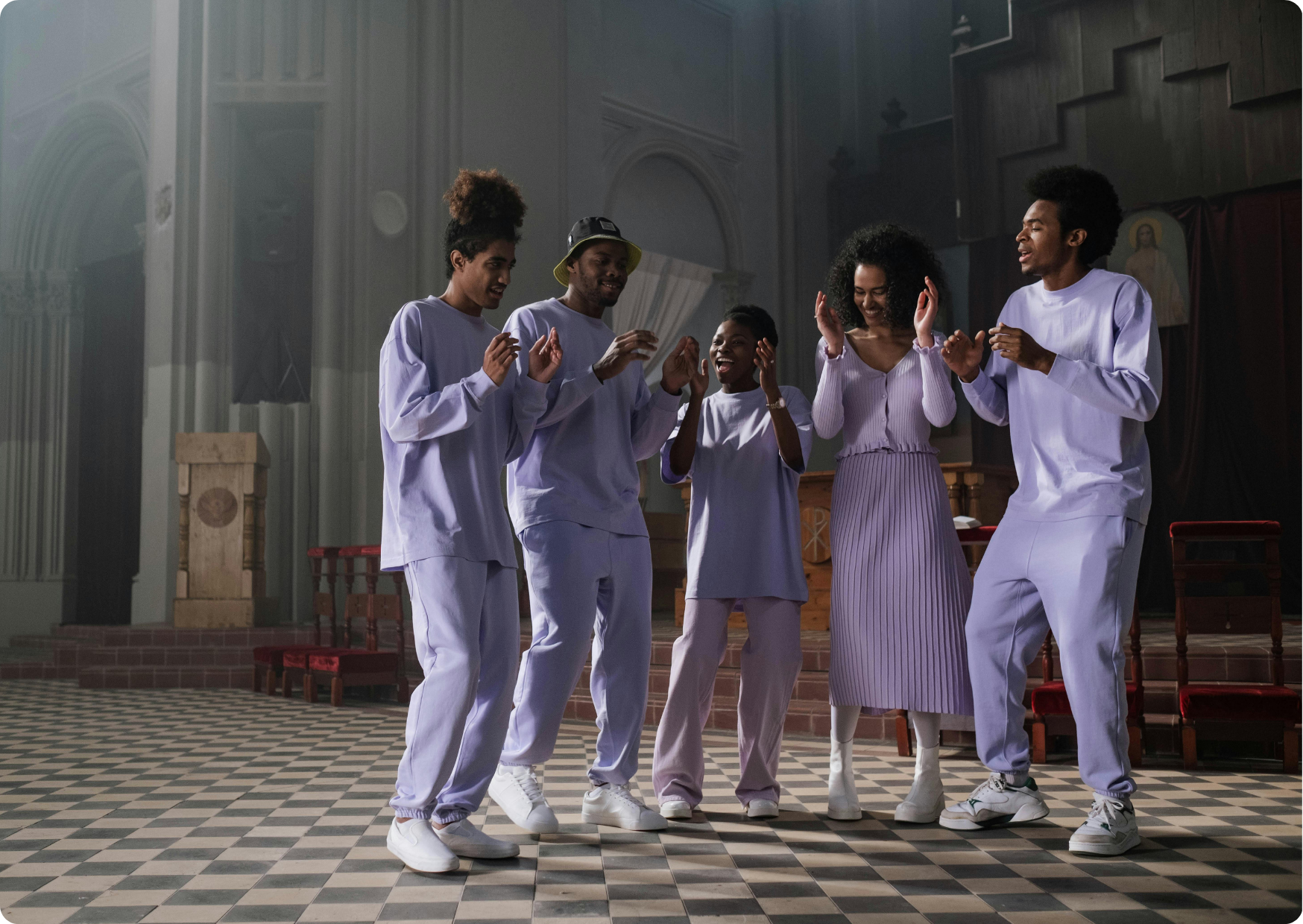 Blog Aude Compose - Groupe de Gospel dans une église en jogging et robes de couleur Lilas