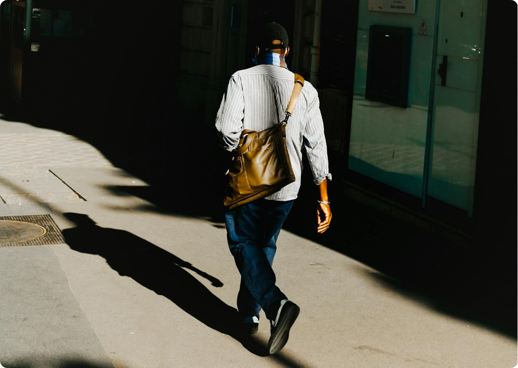 Blog Aude Compose - Homme marche seul sac en cuir en bandoulière ombre portée au sol