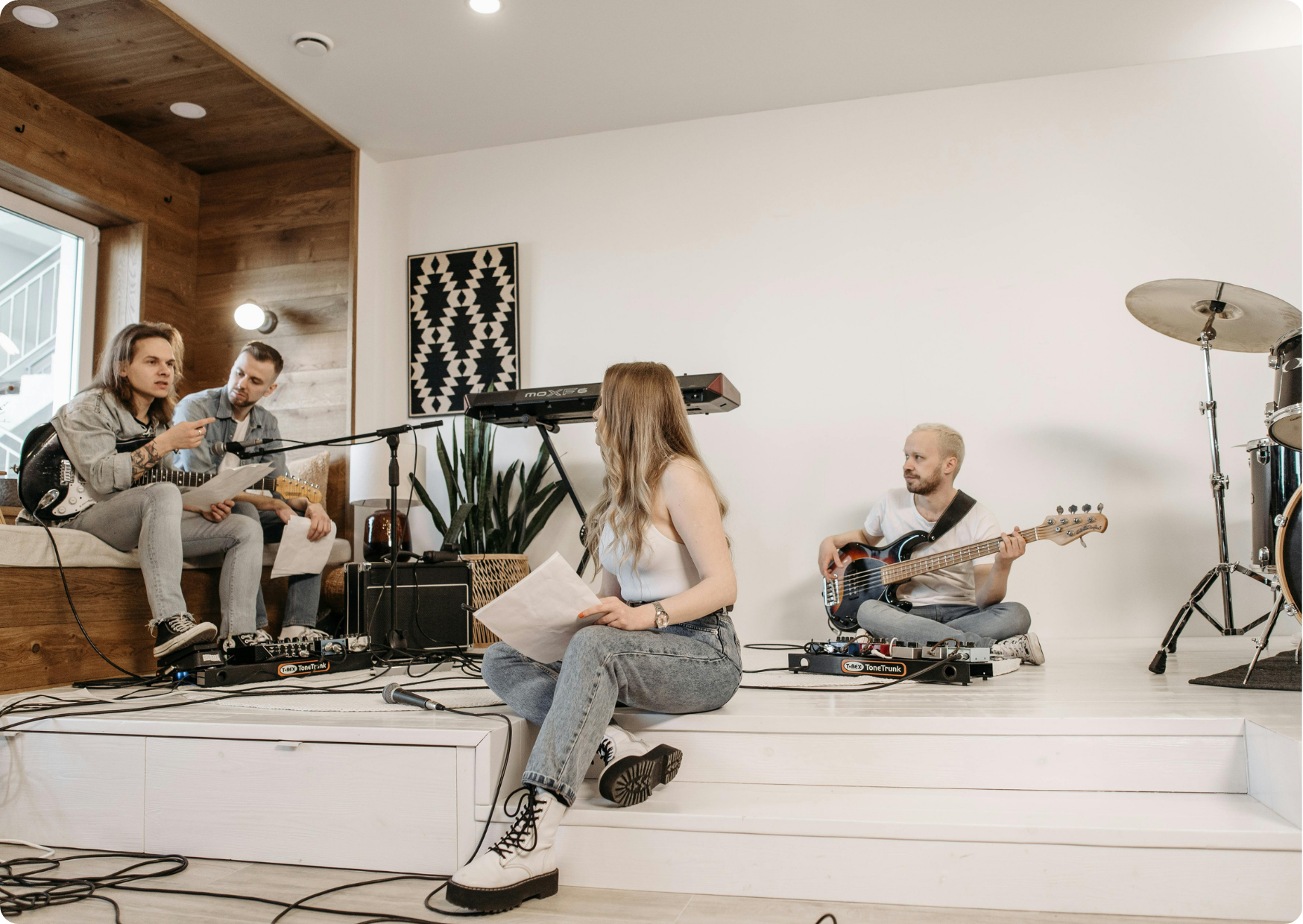 Blog Aude Compose - Musiciens et chanteuse dans une salle de répétition, parlent d'une partition