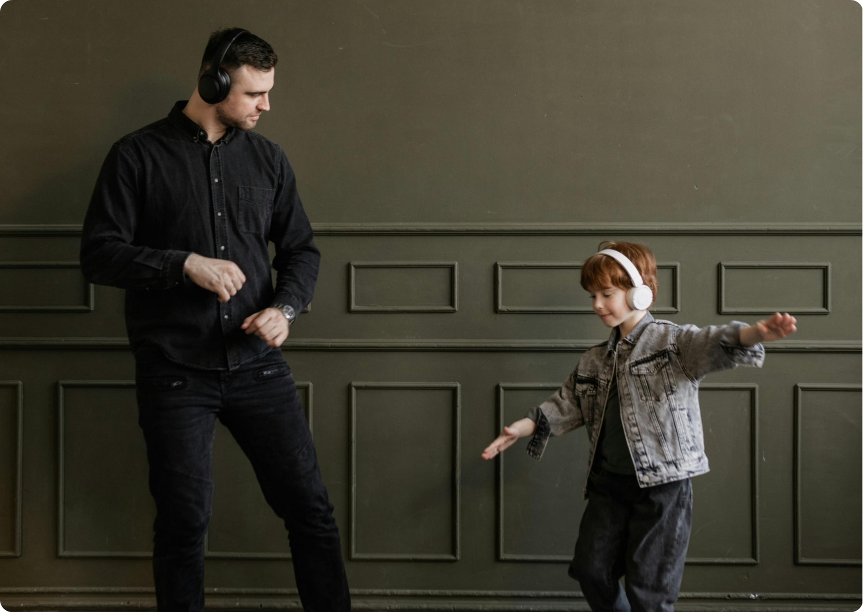 Blog Aude Compose - Père et enfant avec chacun un casque audio et dansent