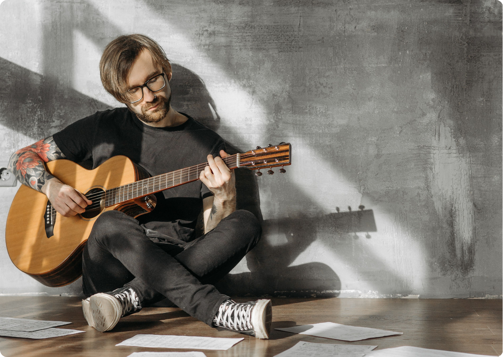 Blog Aude Compose - Auteur-Compositeur en train de composer à la guitare