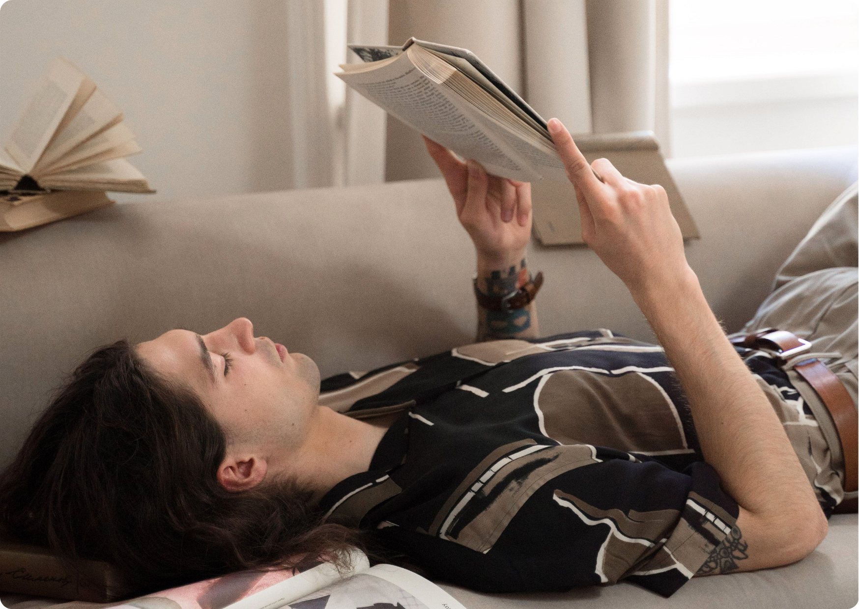 Blog Aude Compose - Lecteur de livre canapé