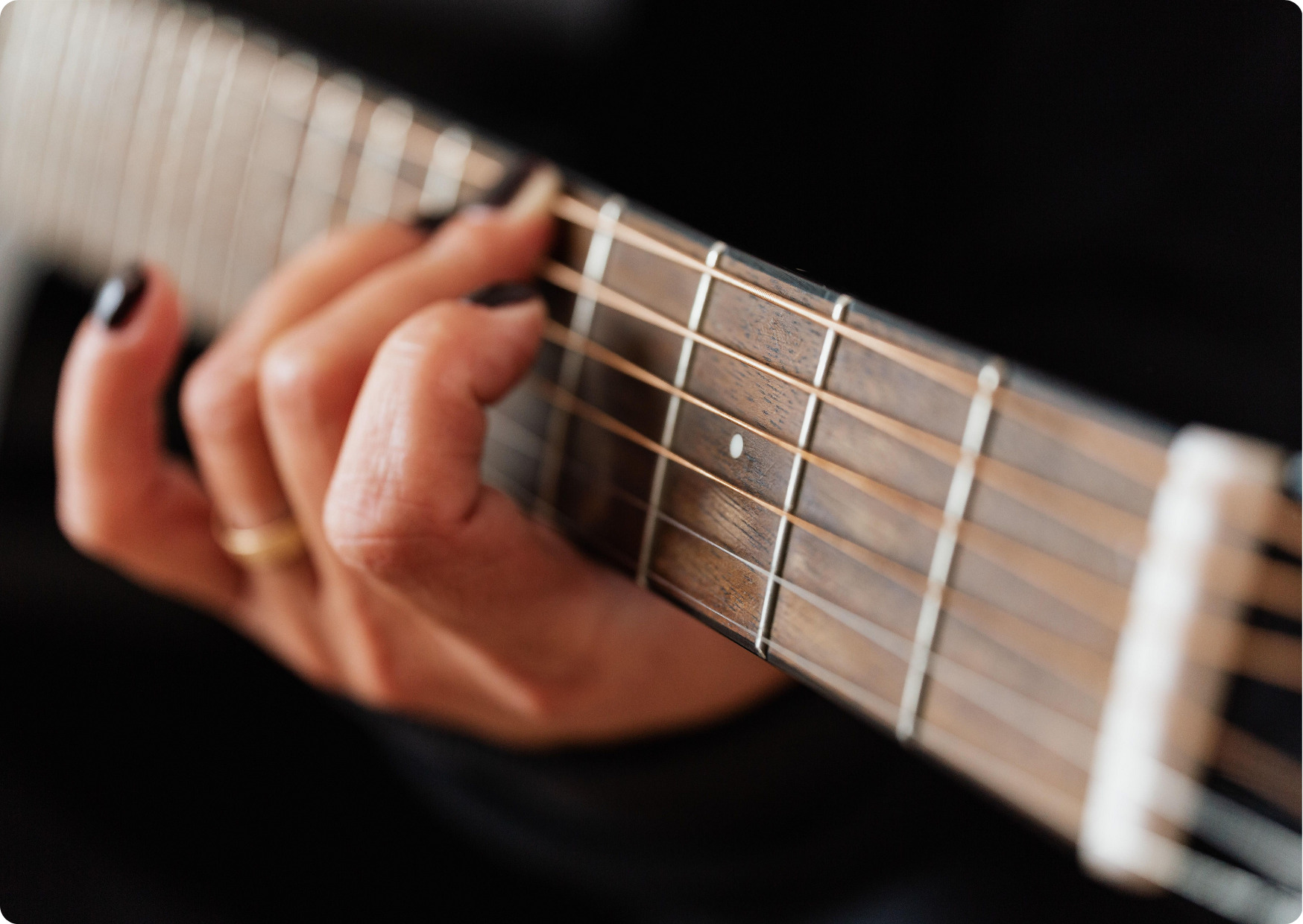 Blog Aude Compose - Main ongles peints guitare folk