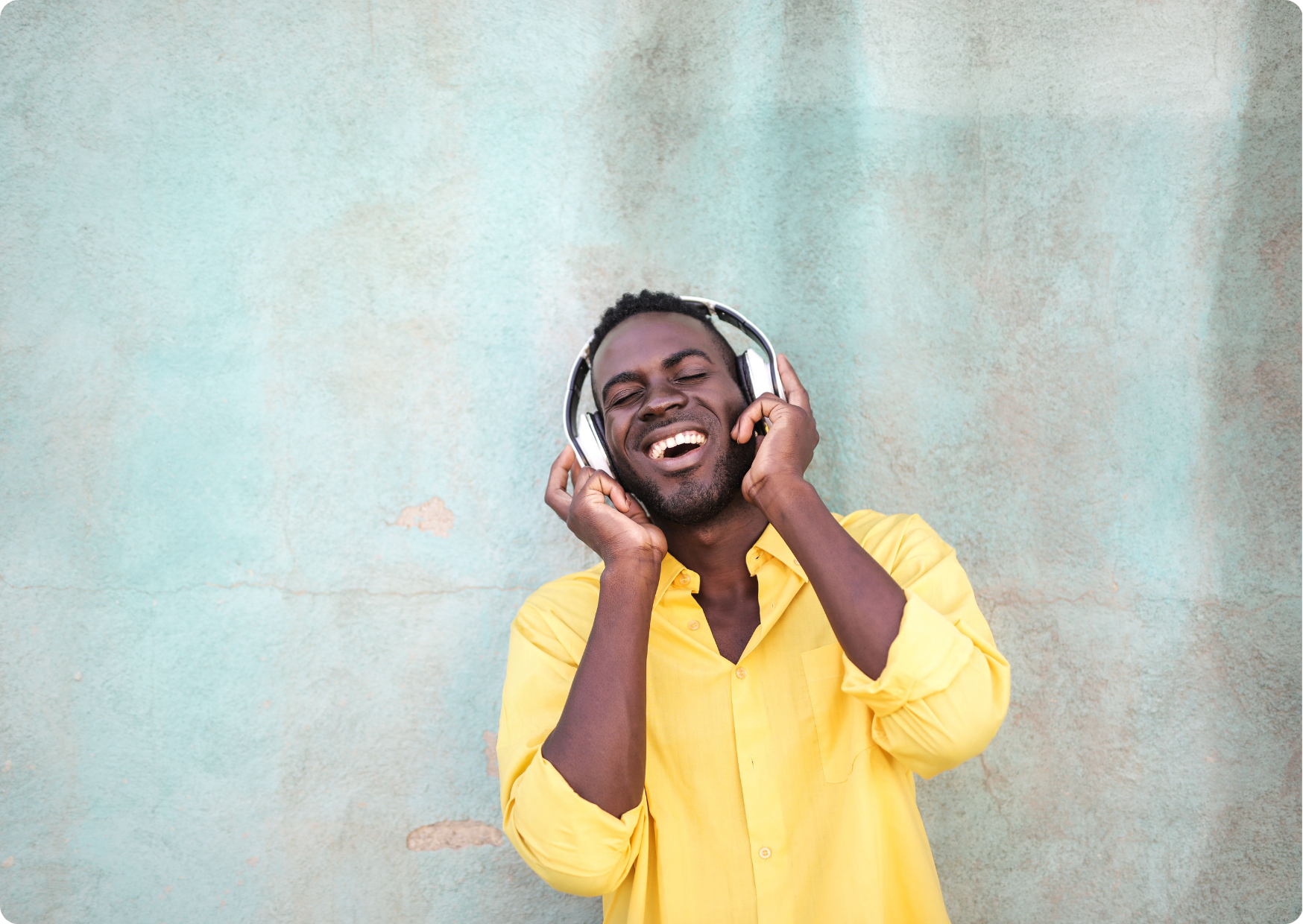 Blog Aude Compose - Afro-américain heureux d'écouter de la musique adossé à un mur