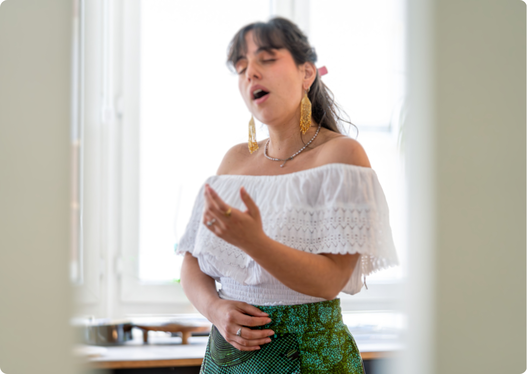 Blog Aude Compose - Chanteuse espagnole main sur l'abdomen