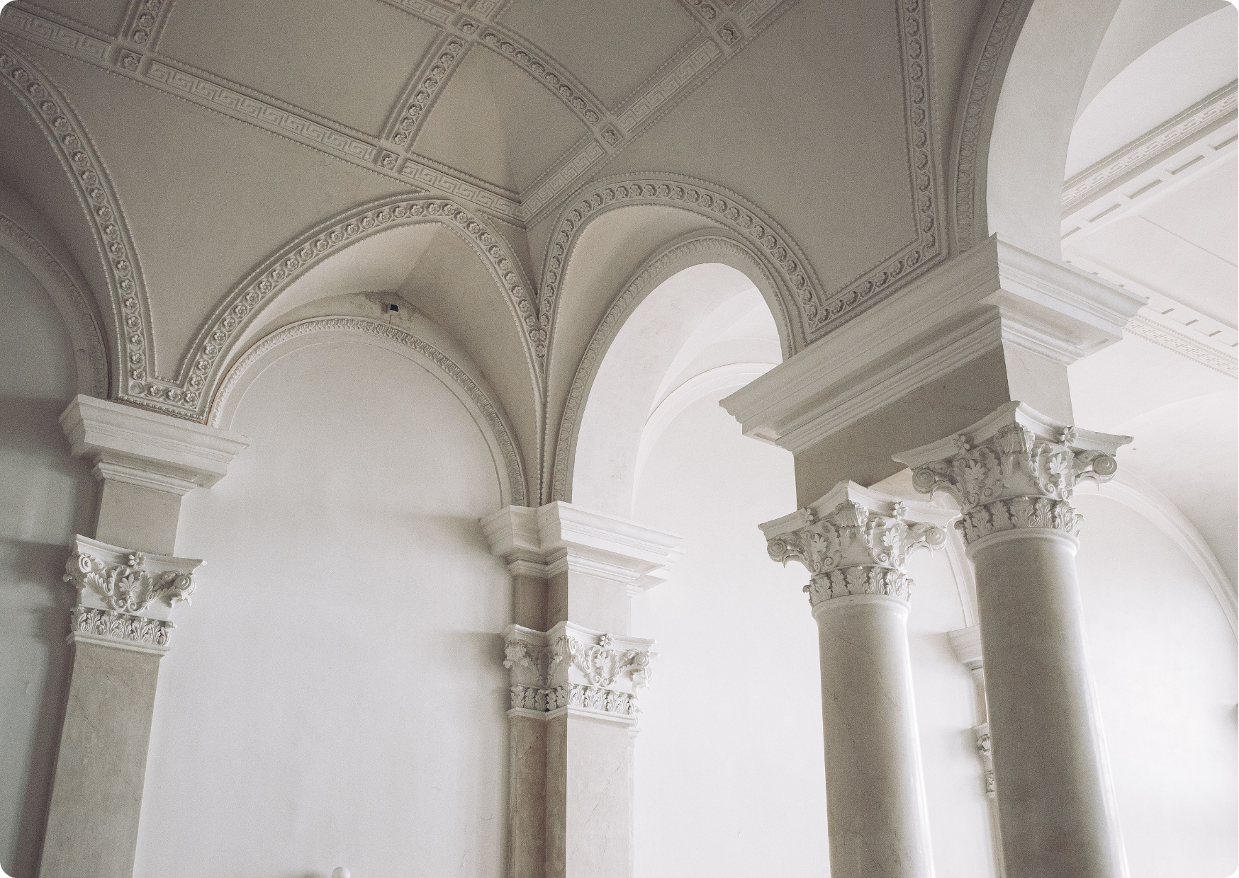 blog Aude Compose - Ornementations plafond et colonnes architecture tout en blanc