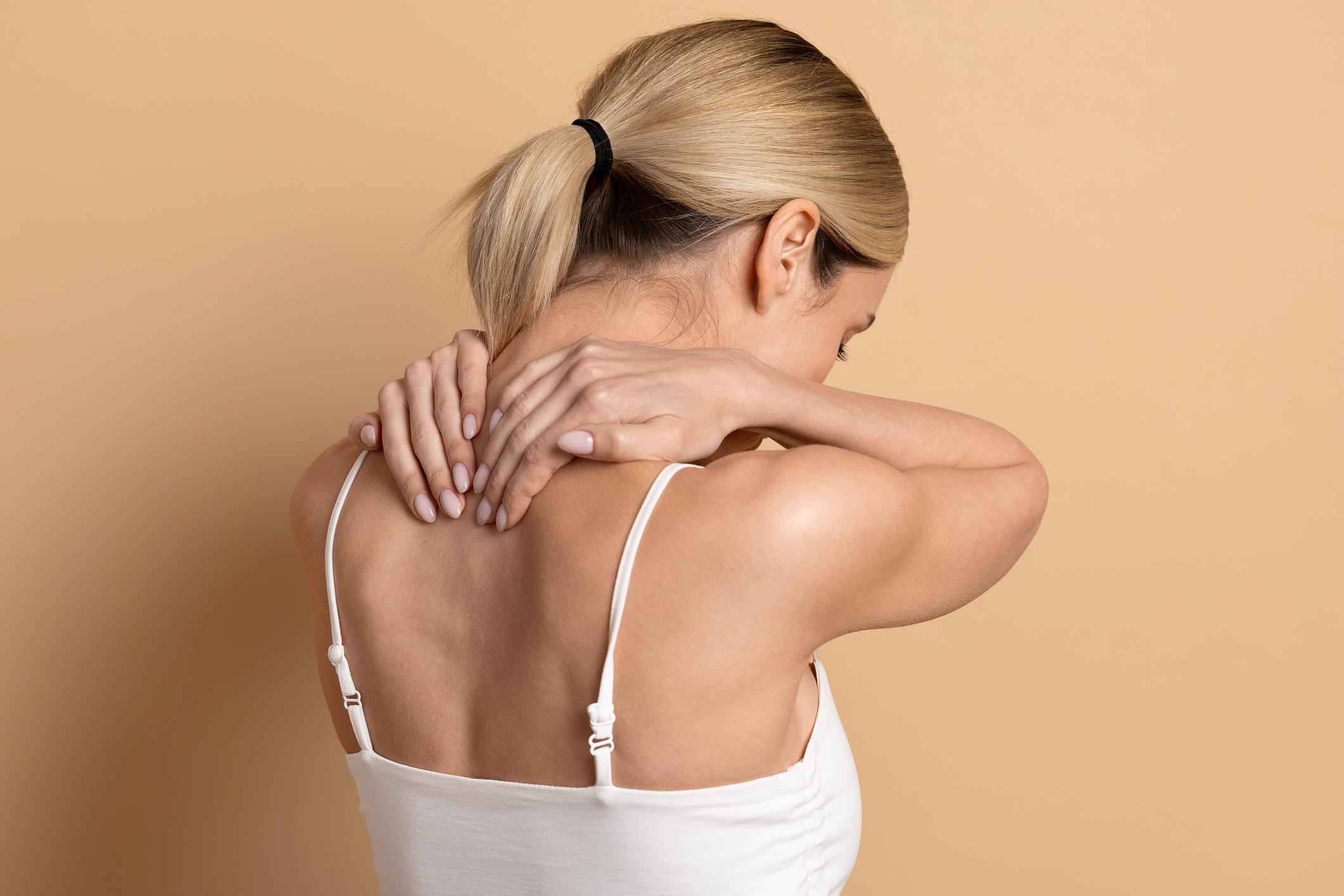Persona con contracturas cervicales