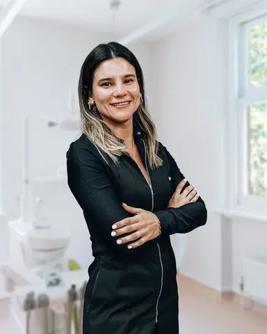 Dra. Javiera Campusano, cirujana dentista especialista en estética facial en Dermodent
