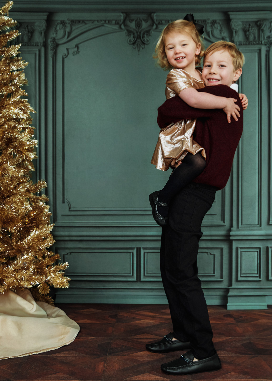 Family Christmas portrait by Ten Little Bluebirds