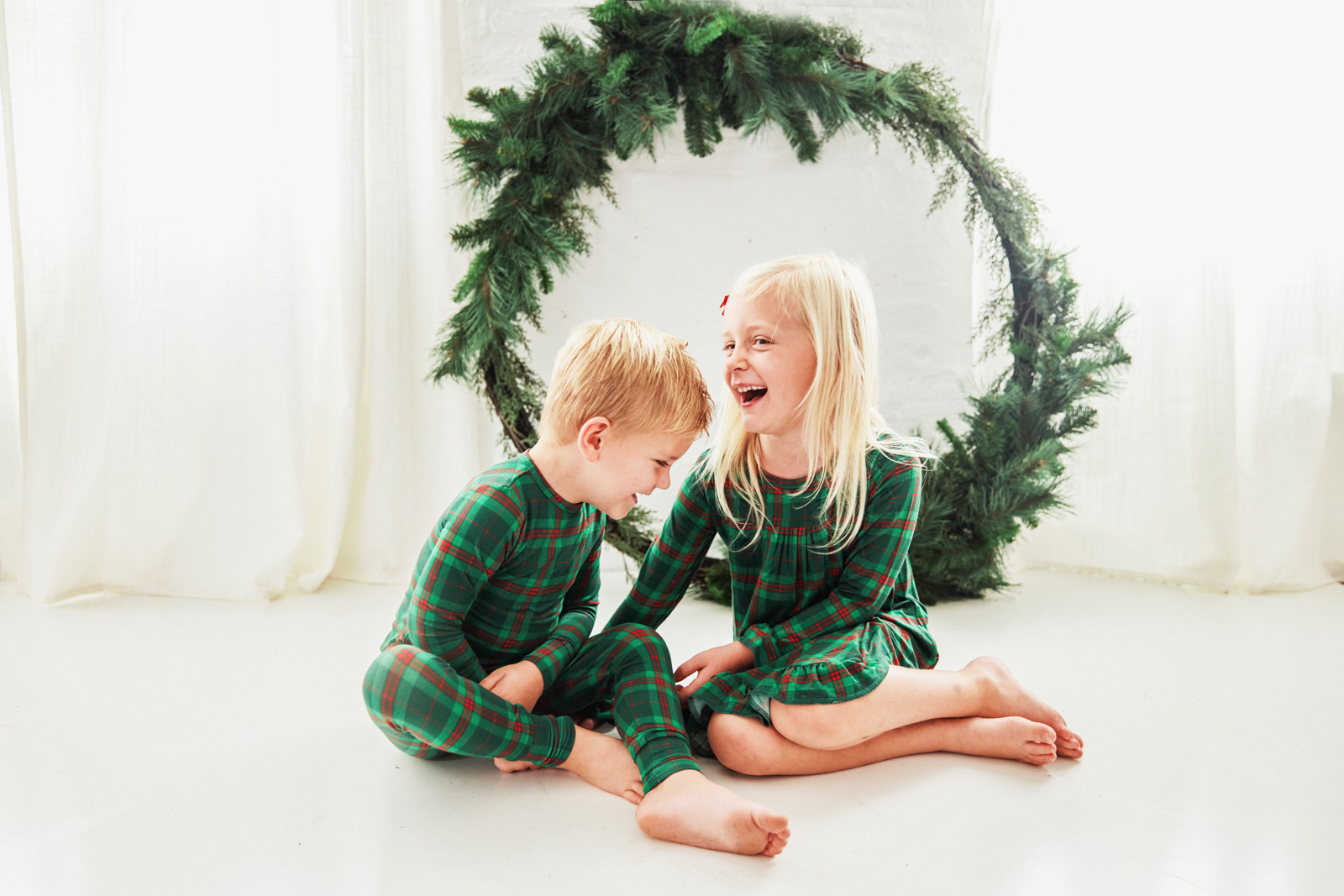 Family Christmas portrait by Ten Little Bluebirds
