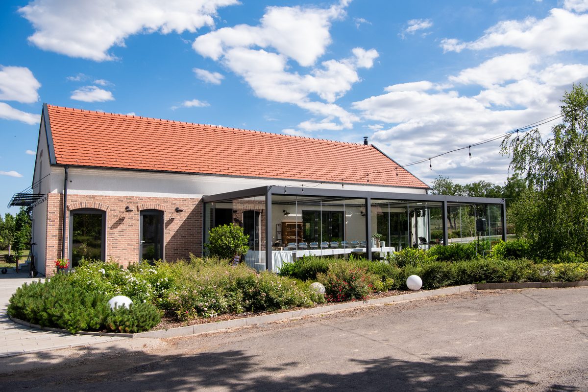 A rendezvényház és a pergola