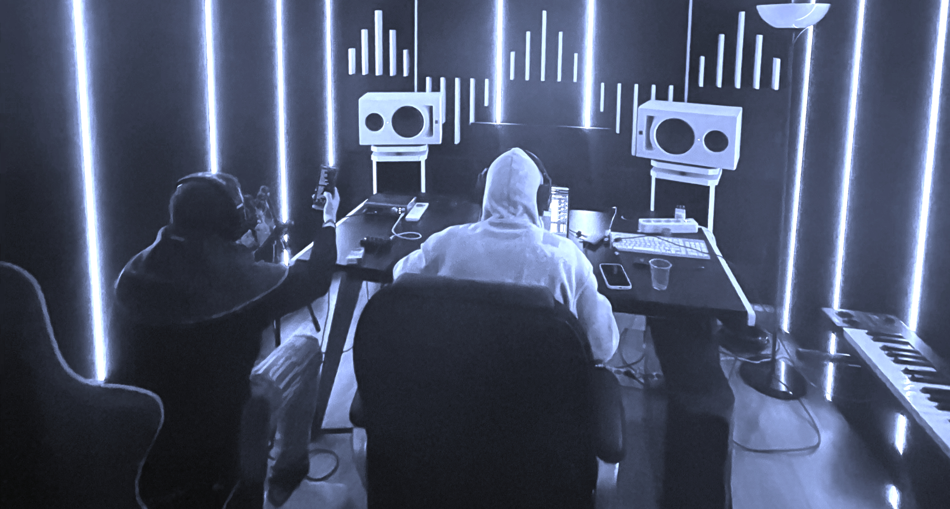 Artista in studio con producer