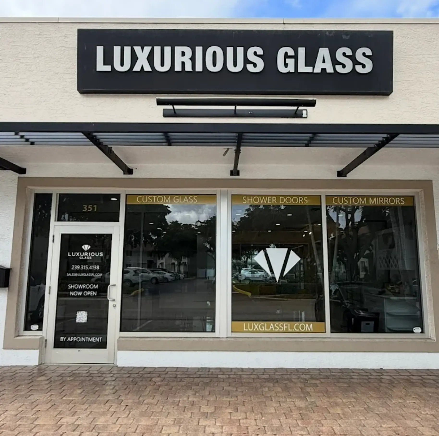Luxurious Glass - Your premier shop for a vanity mirror with lights near me in Naples