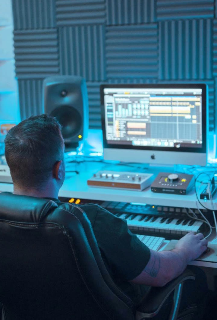 Productor trabajando en su música dentro del estudio