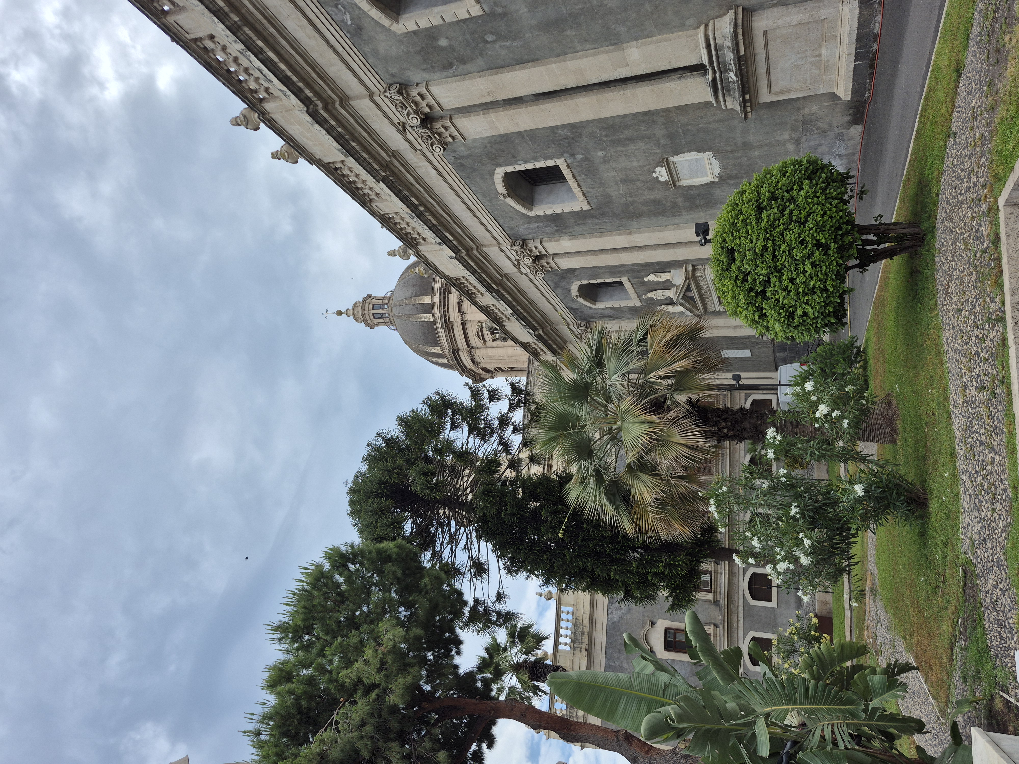 Kreuzfahrt NORWEGIAN VIVA Stopp in Catania/Sizilien/Italien; Seitenansicht des Doms